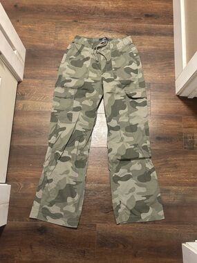 Hollister Women’s baggy camo cargos